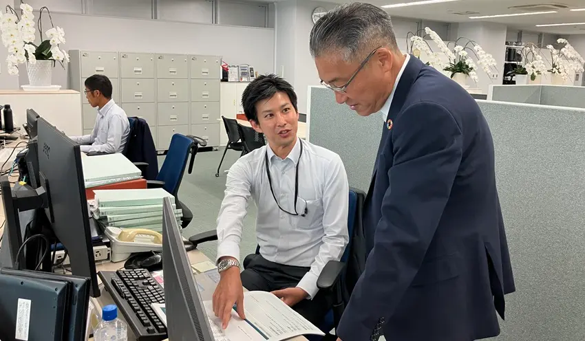 社員も若く、田中社長（右）も気軽に相談に応える。（8月20日、京都市の同社で）